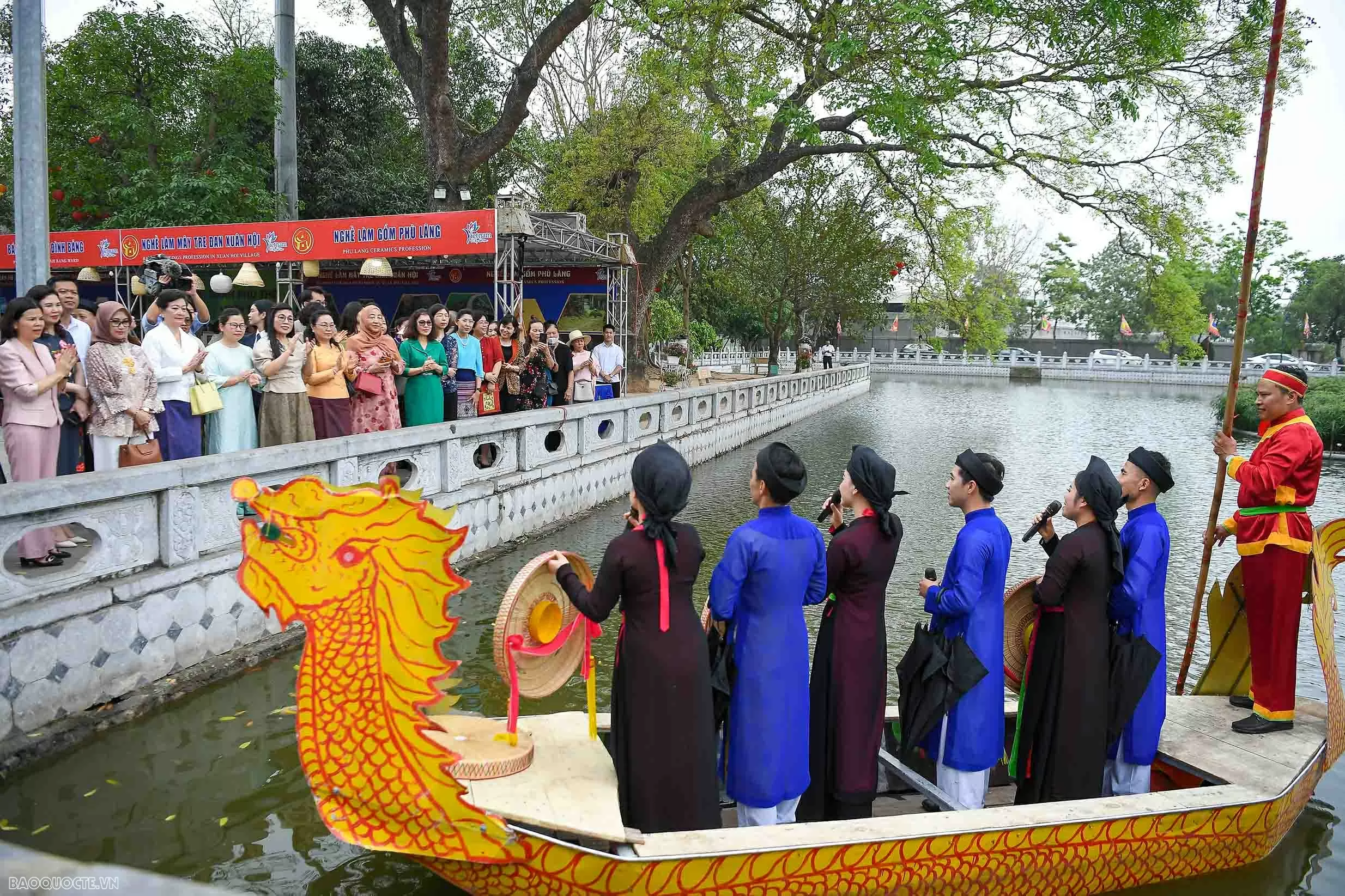 Phu nhân Thủ tướng tặng túi làm từ bèo tây, tranh do các em khuyết tật ghép từ vải vụn cho bạn bè quốc tế