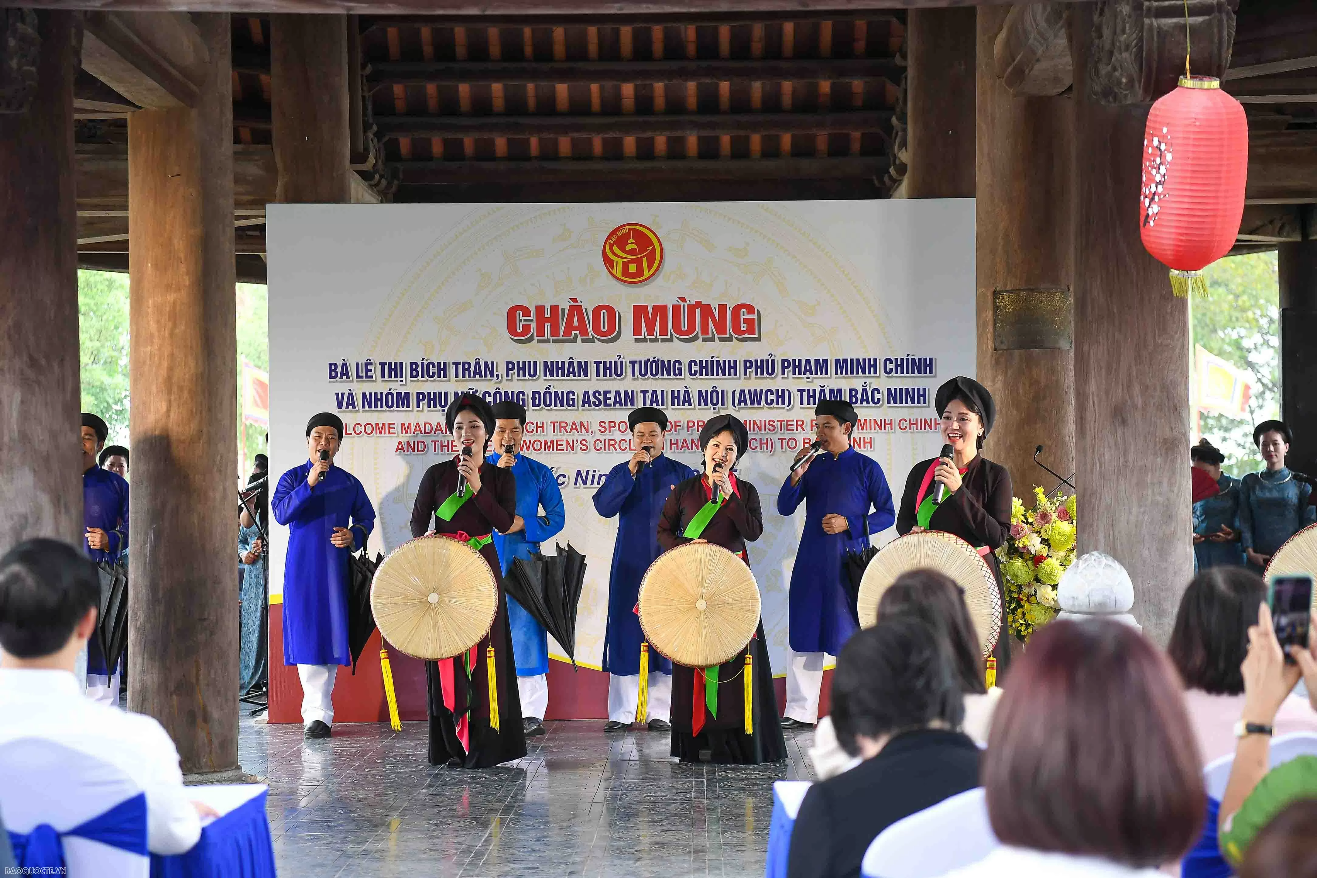 Phu nhân Thủ tướng tặng túi làm từ bèo tây, tranh do các em khuyết tật ghép từ vải vụn cho bạn bè quốc tế