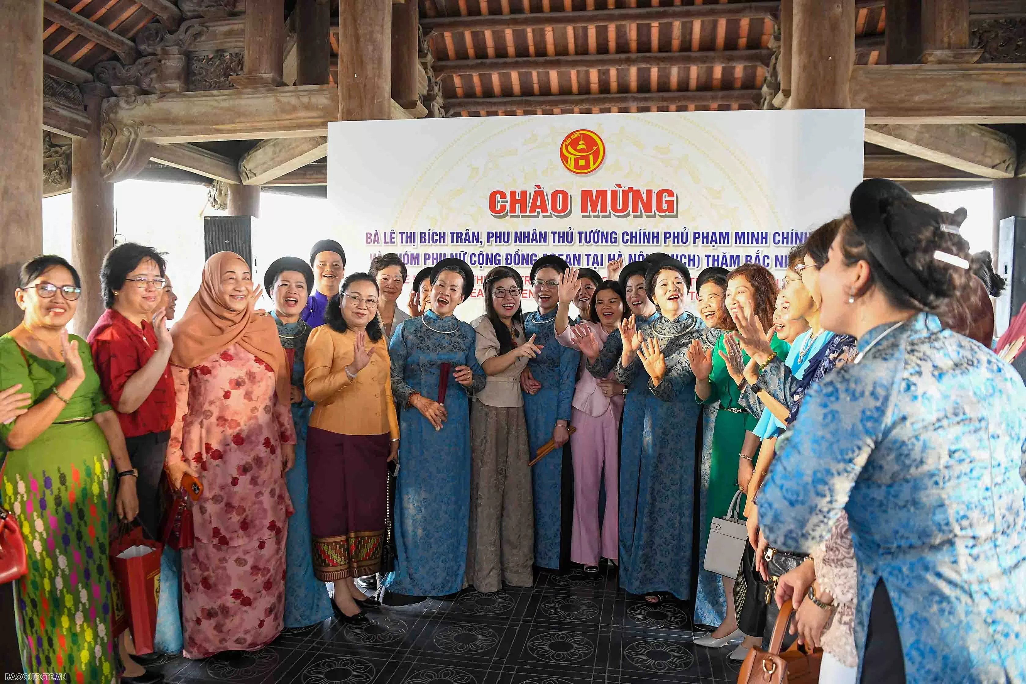 Phu nhân Thủ tướng tặng túi làm từ bèo tây, tranh do các em khuyết tật ghép từ vải vụn cho bạn bè quốc tế