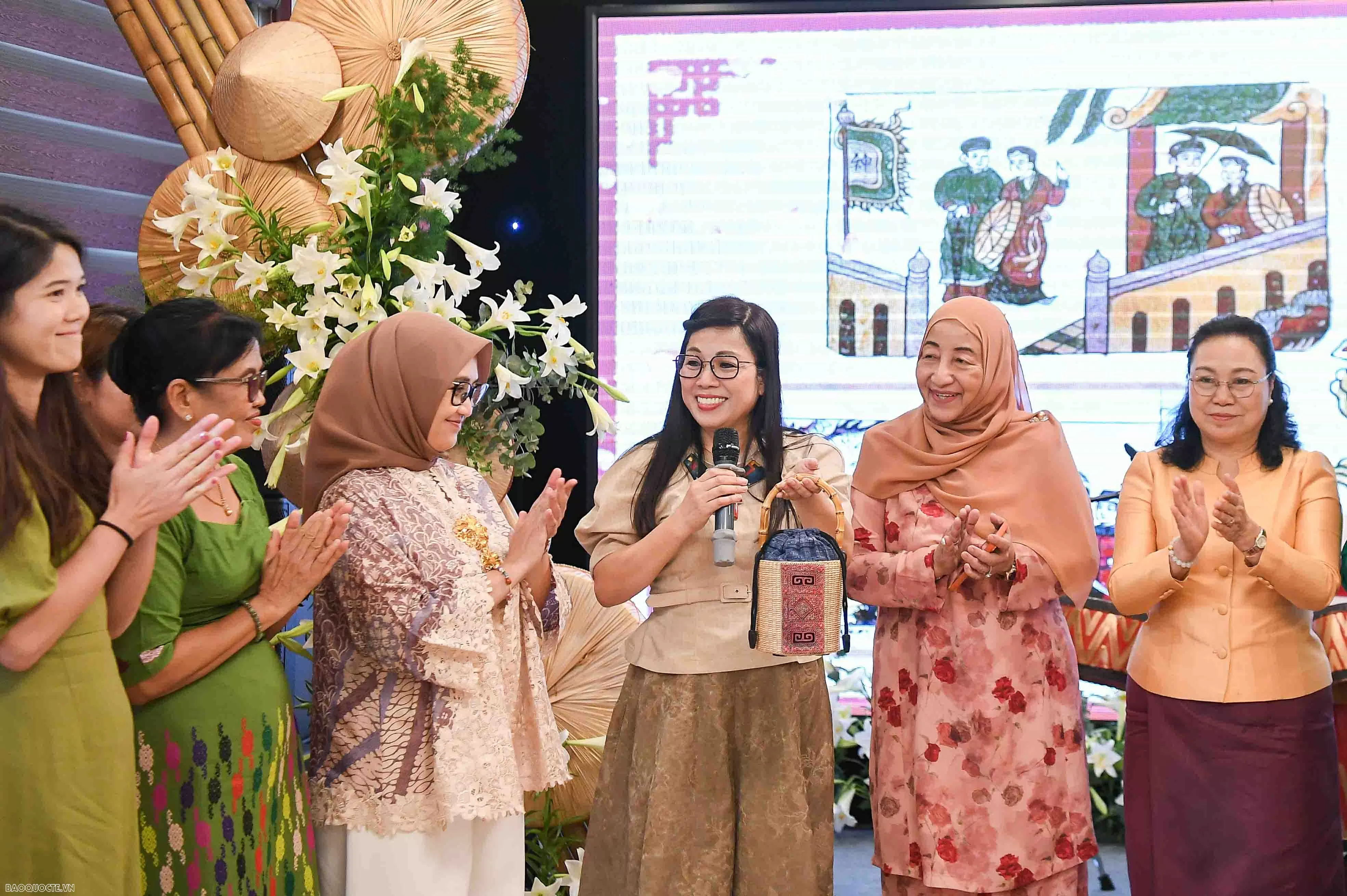 Phu nhân Thủ tướng tặng túi làm từ bèo tây, tranh làm do các em khuyết tật làm từ vải vụn cho bạn bè quốc tế Phu nhân Thủ tướng tặng túi làm từ bèo tây, tranh làm do các em khuyết tật làm từ vải vụn cho bạn bè quốc tế