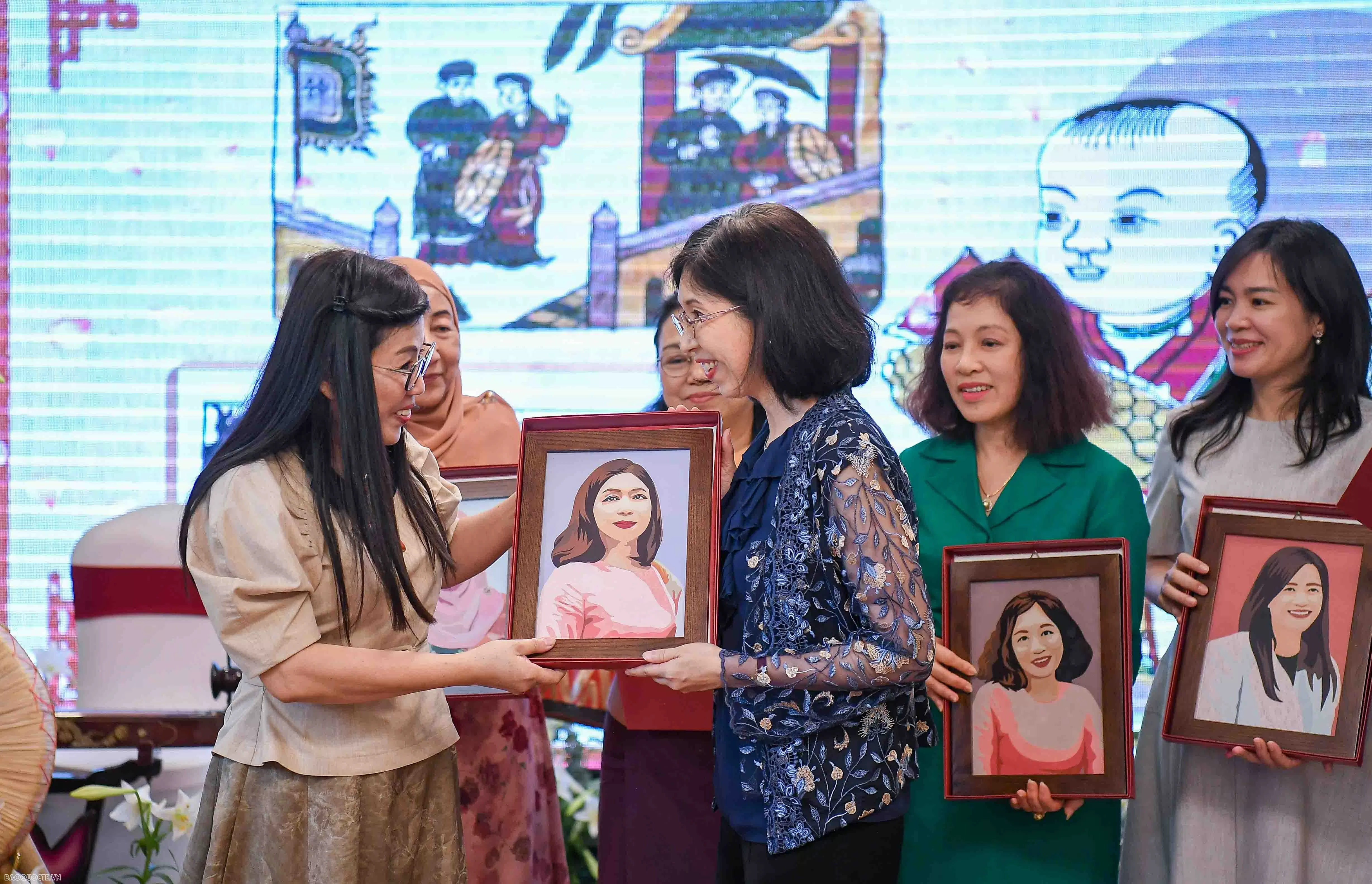 Phu nhân Thủ tướng tặng túi làm từ bèo tây, tranh do các em khuyết tật ghép từ vải vụn cho bạn bè quốc tế