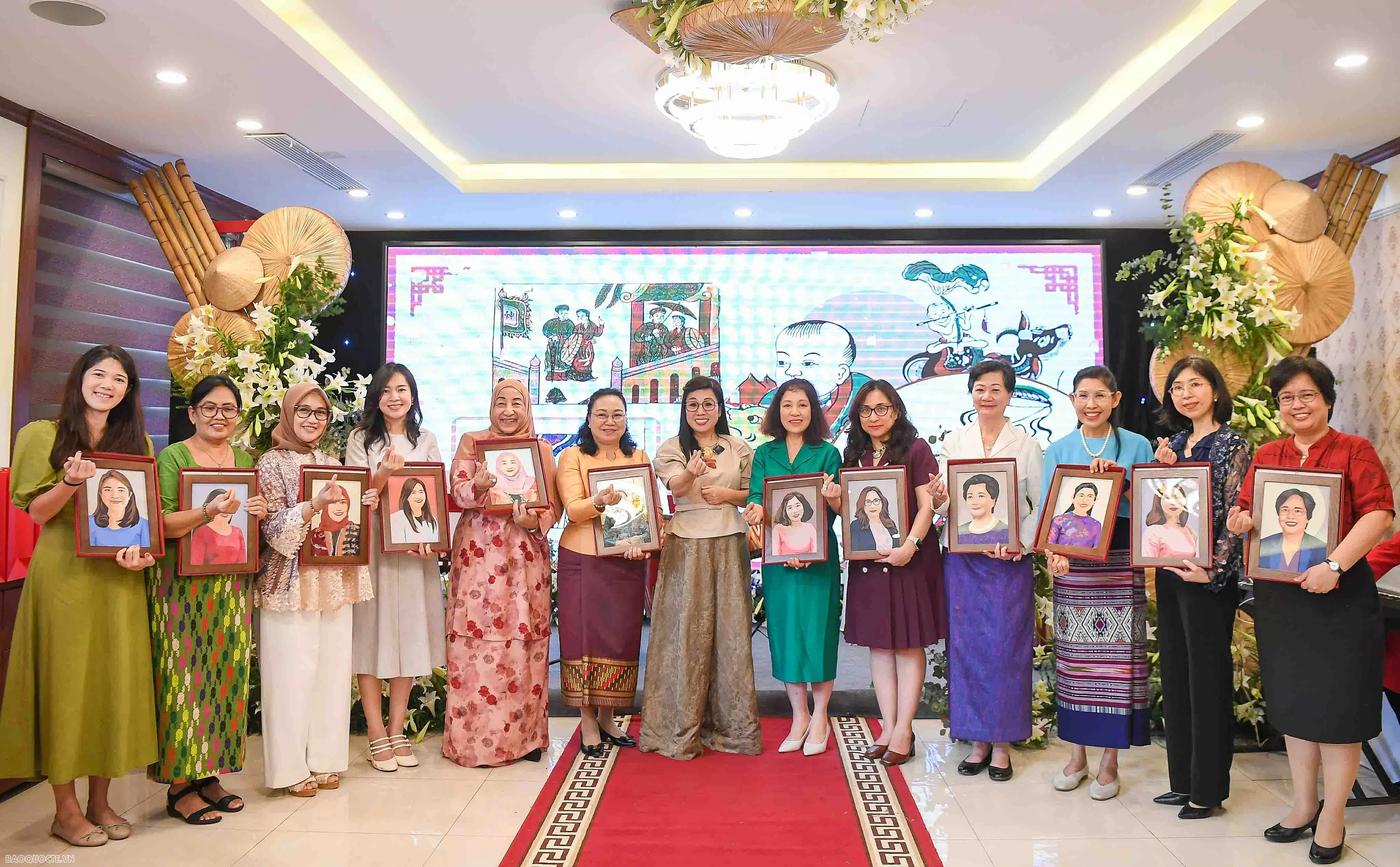 Phu nhân Thủ tướng tặng túi làm từ bèo tây, tranh làm do các em khuyết tật làm từ vải vụn cho bạn bè quốc tế