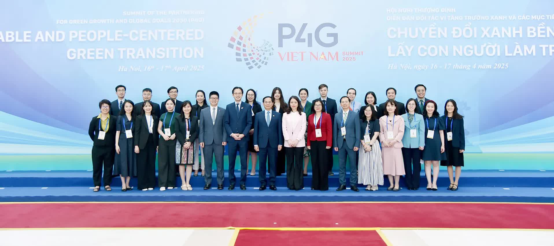 Phó Thủ tướng, Bộ trưởng Ngoại giao Bùi Thanh Sơn, Thứ trưởng Ngoại giao Đỗ Hùng Việt, Thứ trưởng Ngoại giao Nguyễn Minh Hằng chụp ảnh cùng các thành viên trong Ban Thư ký thường trực P4G. (Ảnh: Quang Hòa)