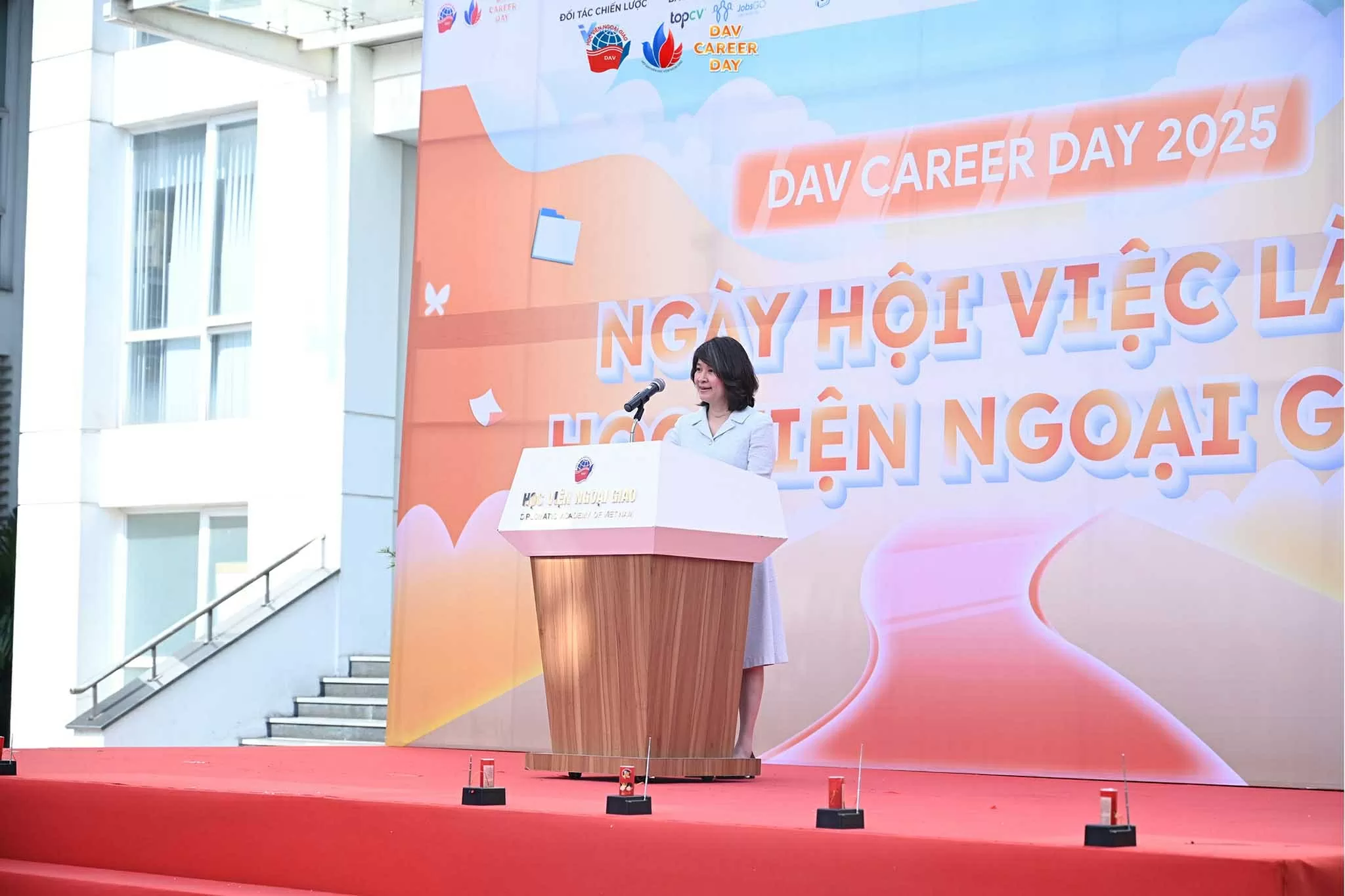 Phó Giám đốc Học viện Ngoại giao Nguyễn Thị Thìn phát biểu khai mạc sự kiện.