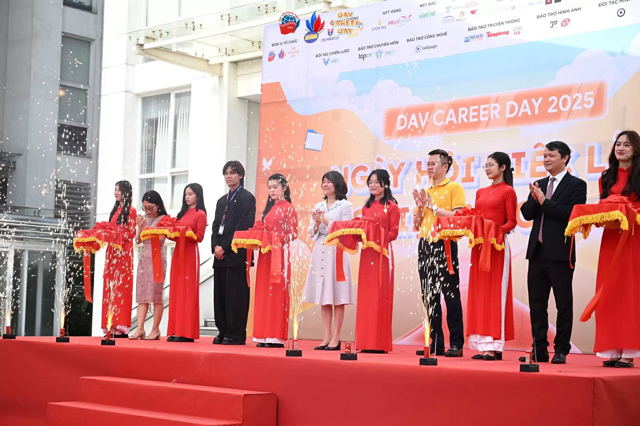 Ban Giám đốc Học viện cùng các Nhà tài trợ và các đơn vị đối tác tuyển dụng đồng hành cùng chương trình. Ban Giám đốc Học viện cùng các Nhà tài trợ và các đơn vị đối tác tuyển dụng đồng hành cùng chương trình.