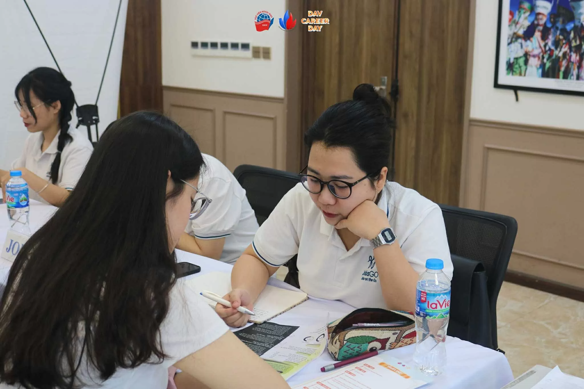 Sinh viên tham gia hoạt động chấm chữa CV 1:1 cùng Nhà bảo trợ chuyên môn của chương trình. Sinh viên tham gia hoạt động chấm chữa CV 1:1 cùng Nhà bảo trợ chuyên môn của chương trình.