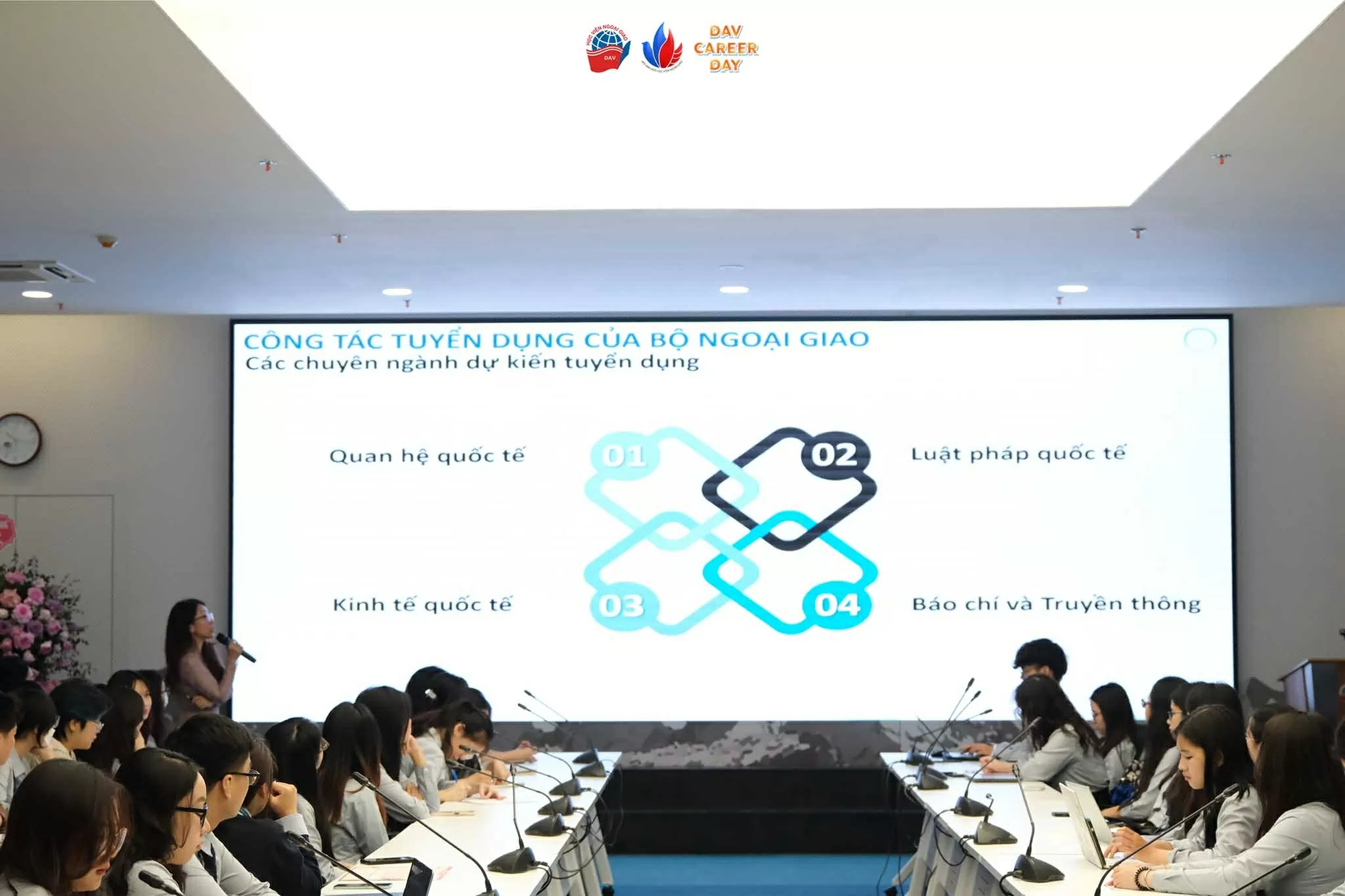 Những chia sẻ từ các diễn giả tại tọa đàm.