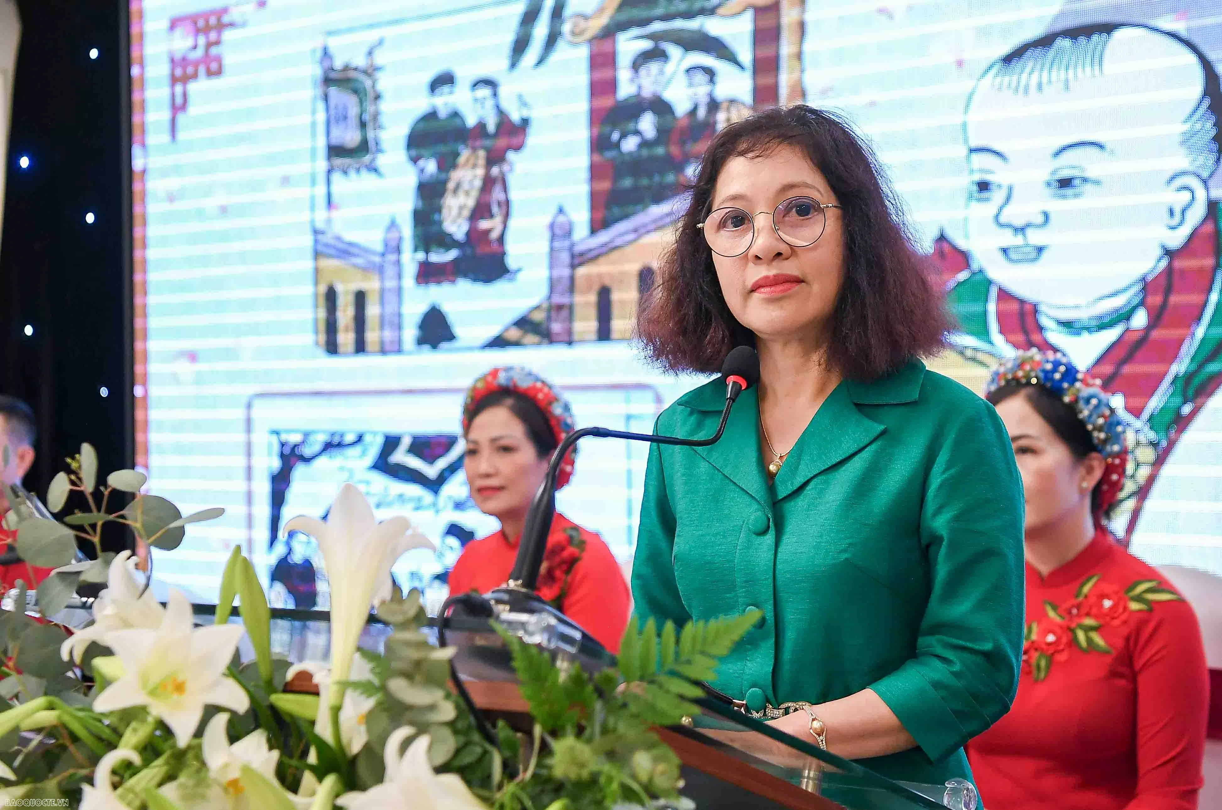 Phu nhân Thủ tướng trải nghiệm làm tranh Đông Hồ, chia sẻ về Bắc Bling và hát quan họ với bạn bè quốc tế Phu nhân Thủ tướng trải nghiệm làm tranh Đông Hồ, chia sẻ về Bắc Bling và hát quan họ với bạn bè quốc tế