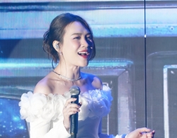 Sao Việt: Ca sĩ Mỹ Tâm thăng hạng nhan sắc, diễn viên Khả Ngân đời thường rạng rỡ