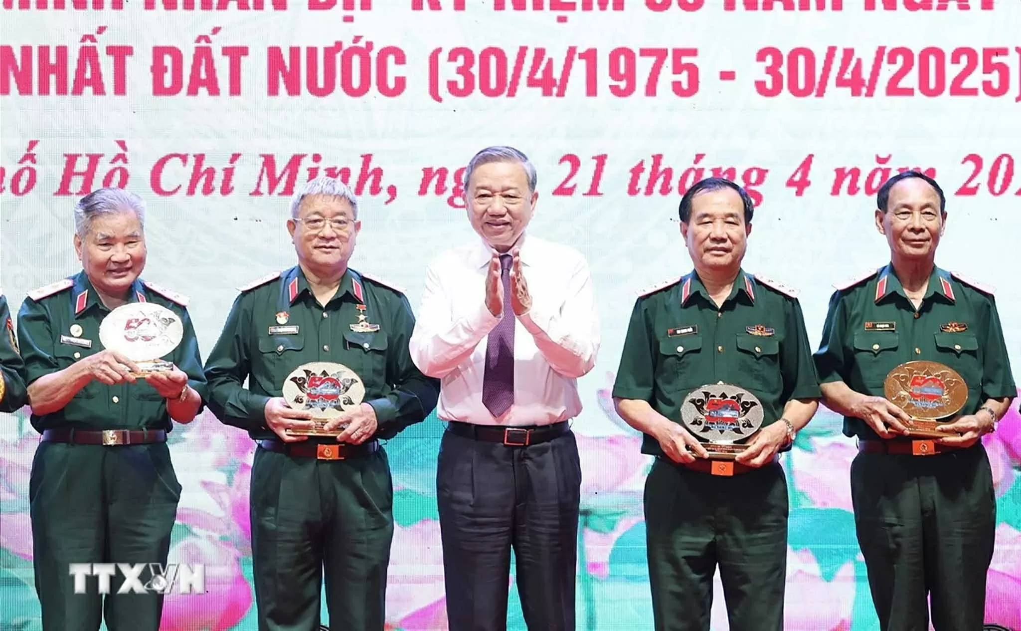 Tổng Bí thư Tô Lâm tặng quà cho các đại biểu. (Nguồn: TTXVN)