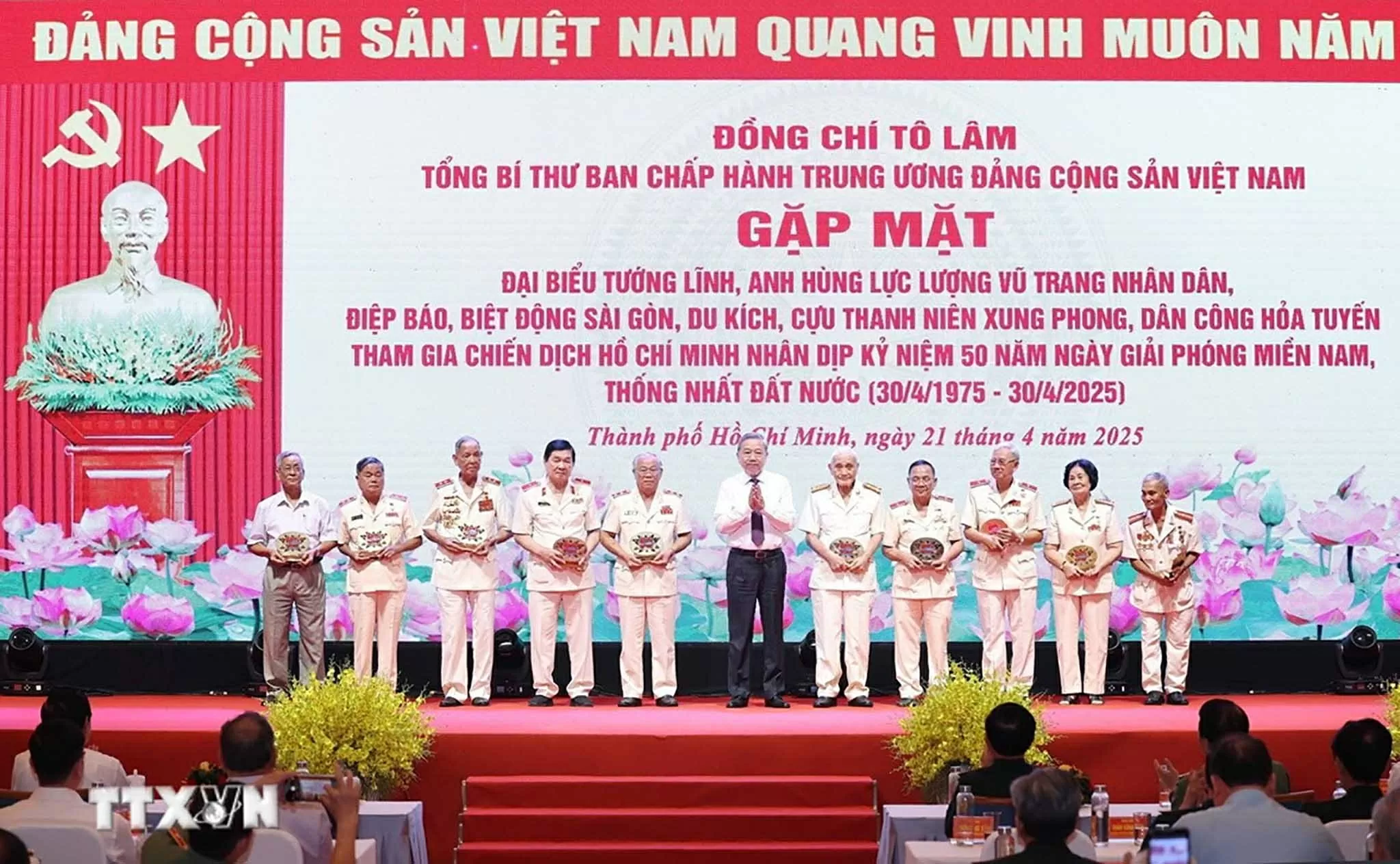 Tổng Bí thư Tô Lâm tặng quà cho các đại biểu. (Nguồn: TTXVN) Tổng Bí thư Tô Lâm tặng quà cho các đại biểu. (Nguồn: TTXVN)