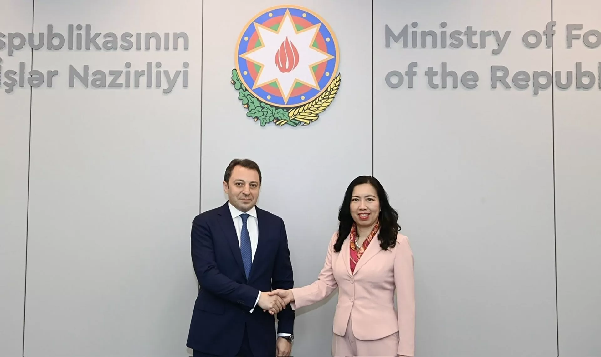 Thứ trưởng Ngoại gLê Thị Thu Hằng iao Lê Thị Thu Hằng và Thứ trưởng Ngoại giao Azerbaijan E. Mammadov.