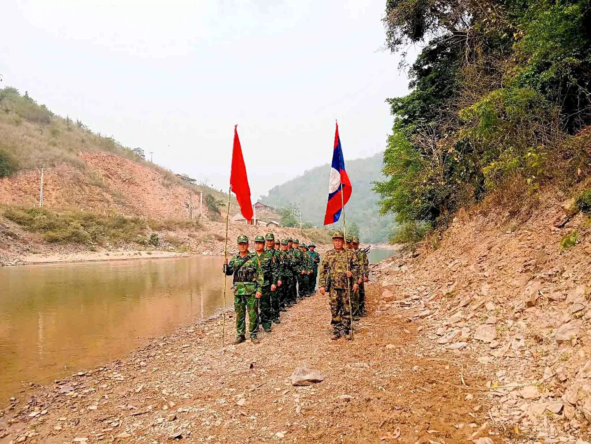 Tuần tra song phương biên giới Việt Nam-Lào dịp 30/4