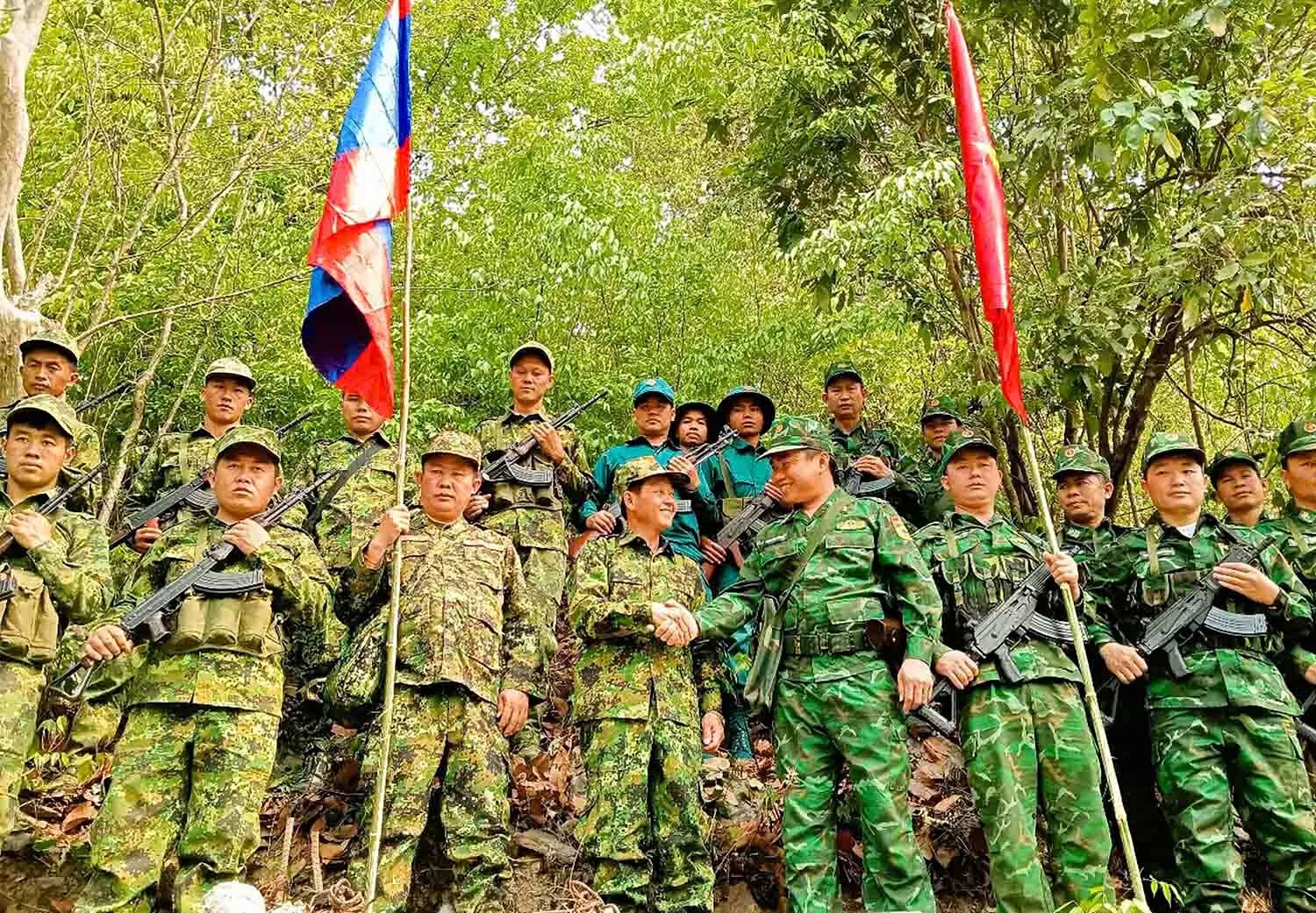 Tuần tra song phương biên giới Việt Nam-Lào dịp 30/4