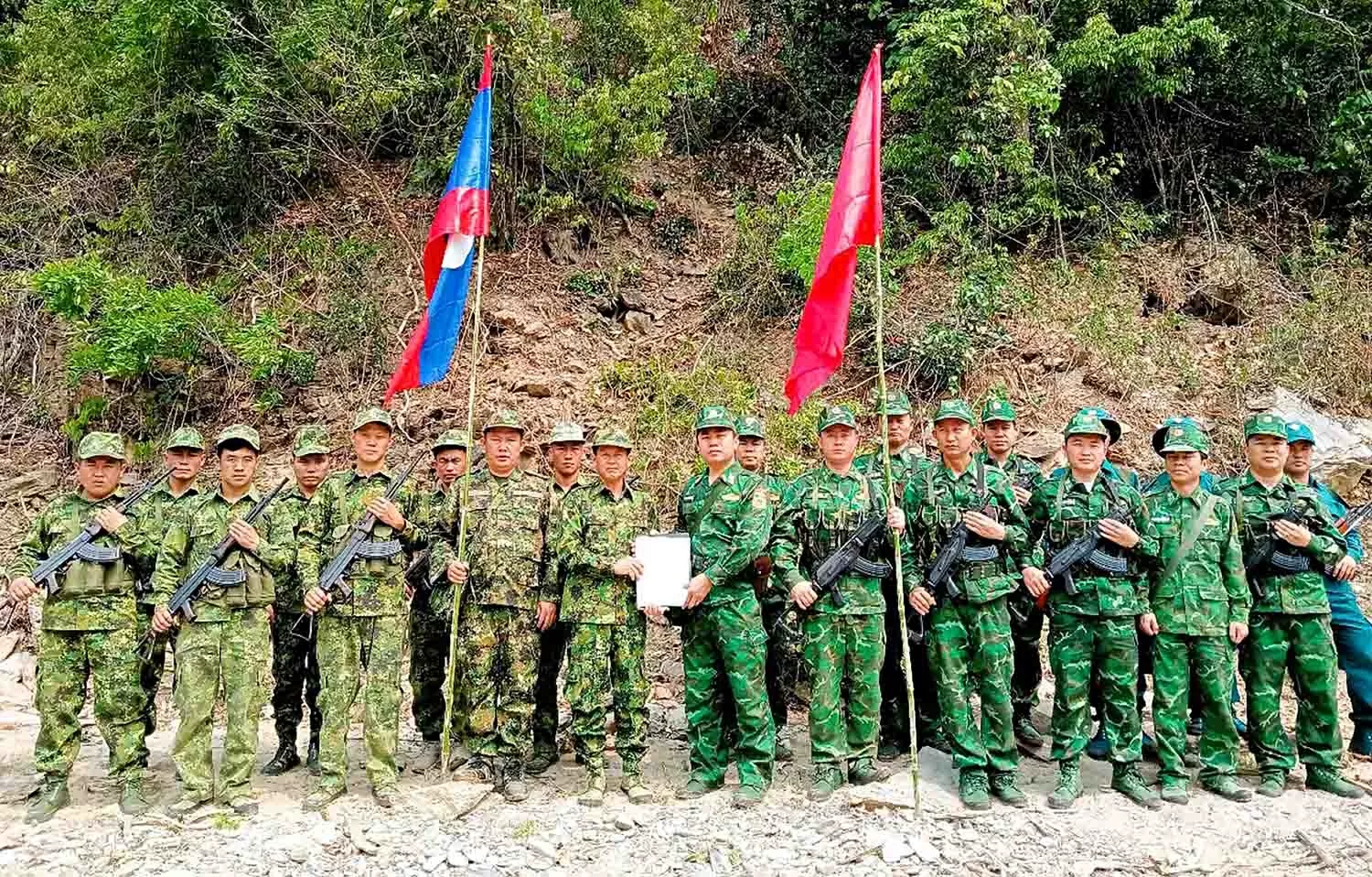 Tuần tra song phương biên giới Việt Nam-Lào dịp 30/4