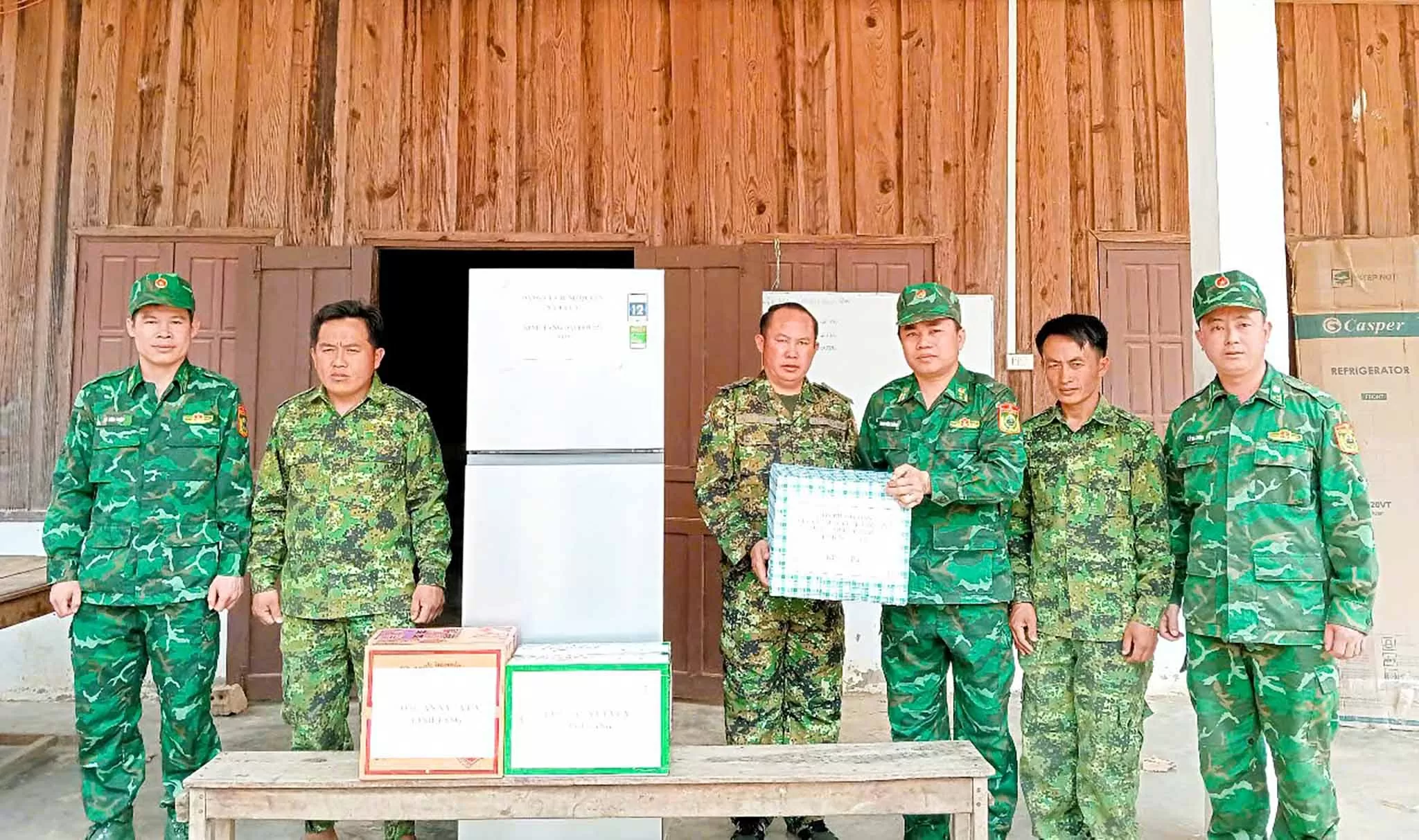 Tuần tra song phương biên giới Việt Nam-Lào dịp 30/4