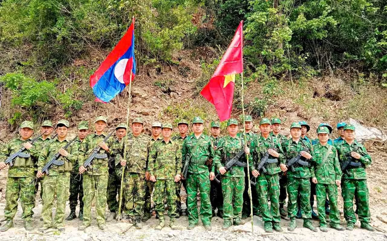 Tuần tra song phương biên giới Việt Nam-Lào dịp 30/4 Tuần tra song phương biên giới Việt Nam-Lào dịp 30/4