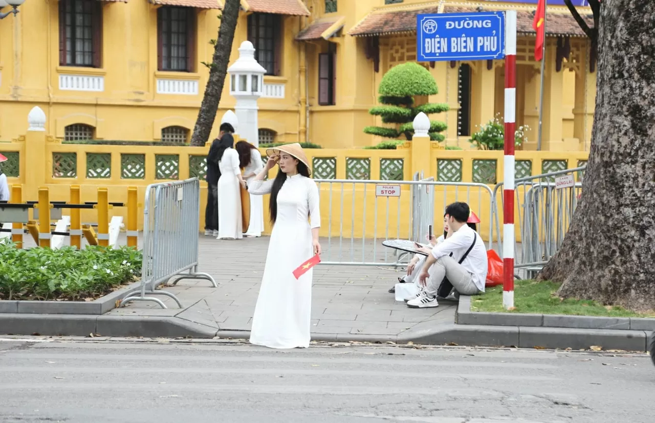 Khu vực trước công Bộ Ngoại giao là địa điểm check-in được nhiều bạn trẻ Hà Nội yêu thích. (Ảnh: Thành Long) Khu vực trước công Bộ Ngoại giao là địa điểm check-in được nhiều bạn trẻ Hà Nội yêu thích. (Ảnh: Thành Long)
