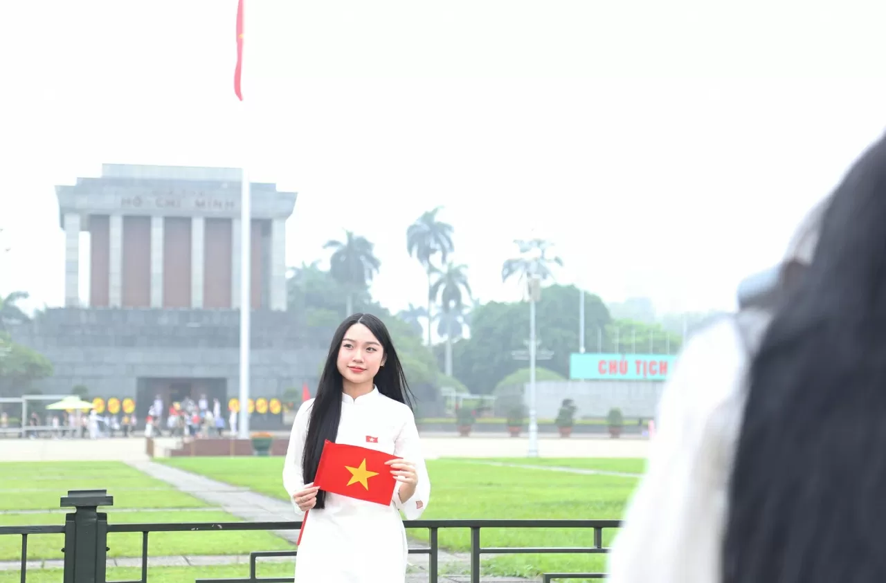 Đối với nhiều bạn trẻ lựa chọn chụp ảnh tại Quảng trường Ba Đình lịch sử với tà áo dài truyền thống là lựa chọn phù hợp nhất để lưu giữ lại thời khắc trọng đại của Đất nước. (Ảnh: Thành Long)