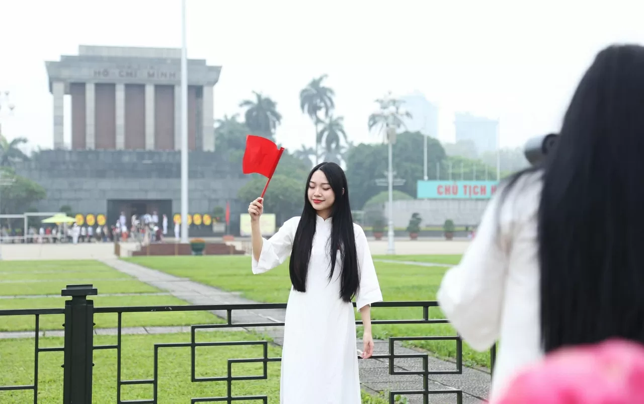 Đối với nhiều bạn trẻ lựa chọn chụp ảnh tại Quảng trường Ba Đình lịch sử với tà áo dài truyền thống là lựa chọn phù hợp nhất để lưu giữ lại thời khắc trọng đại của Đất nước. (Ảnh: Thành Long) Đối với nhiều bạn trẻ lựa chọn chụp ảnh tại Quảng trường Ba Đình lịch sử với tà áo dài truyền thống là lựa chọn phù hợp nhất để lưu giữ lại thời khắc trọng đại của Đất nước. (Ảnh: Thành Long)