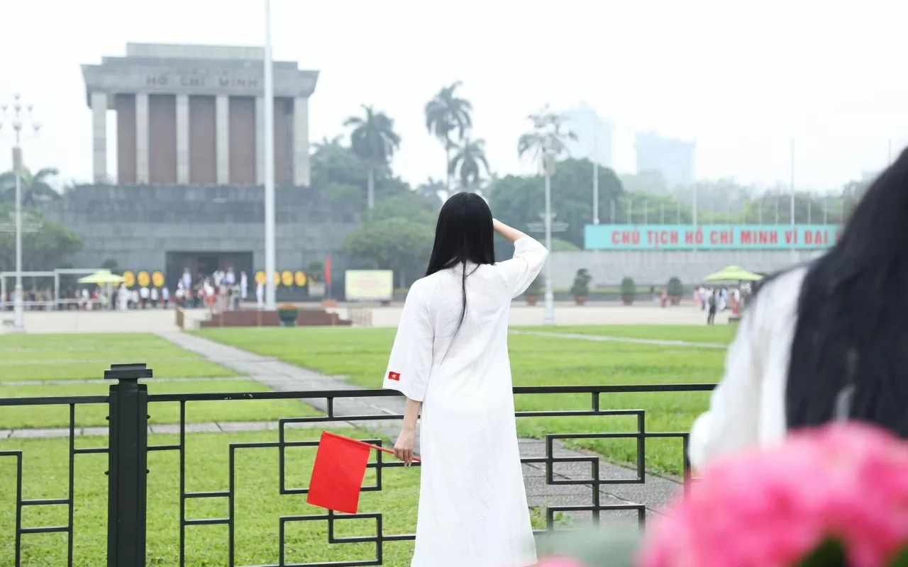 Khi gần Ngày kỷ niệm 50 năm Giải phóng miền Nam thống nhất đất nước (30/4) đang đến rất gần, lượng người đổ về Quảng trường Ba Đình ngày càng tăng. Điều này cho thấy sự quan tâm ngày càng sâu sắc và tình yêu lớn lao của thế hệ trẻ đối với lịch sử và truyền thống của dân tộc. Khi gần Ngày kỷ niệm 50 năm Giải phóng miền Nam thống nhất đất nước (30/4) đang đến rất gần, lượng người đổ về Quảng trường Ba Đình ngày càng tăng. Điều này cho thấy sự quan tâm ngày càng sâu sắc và tình yêu lớn lao của thế hệ trẻ đối với lịch sử và truyền thống của dân tộc.