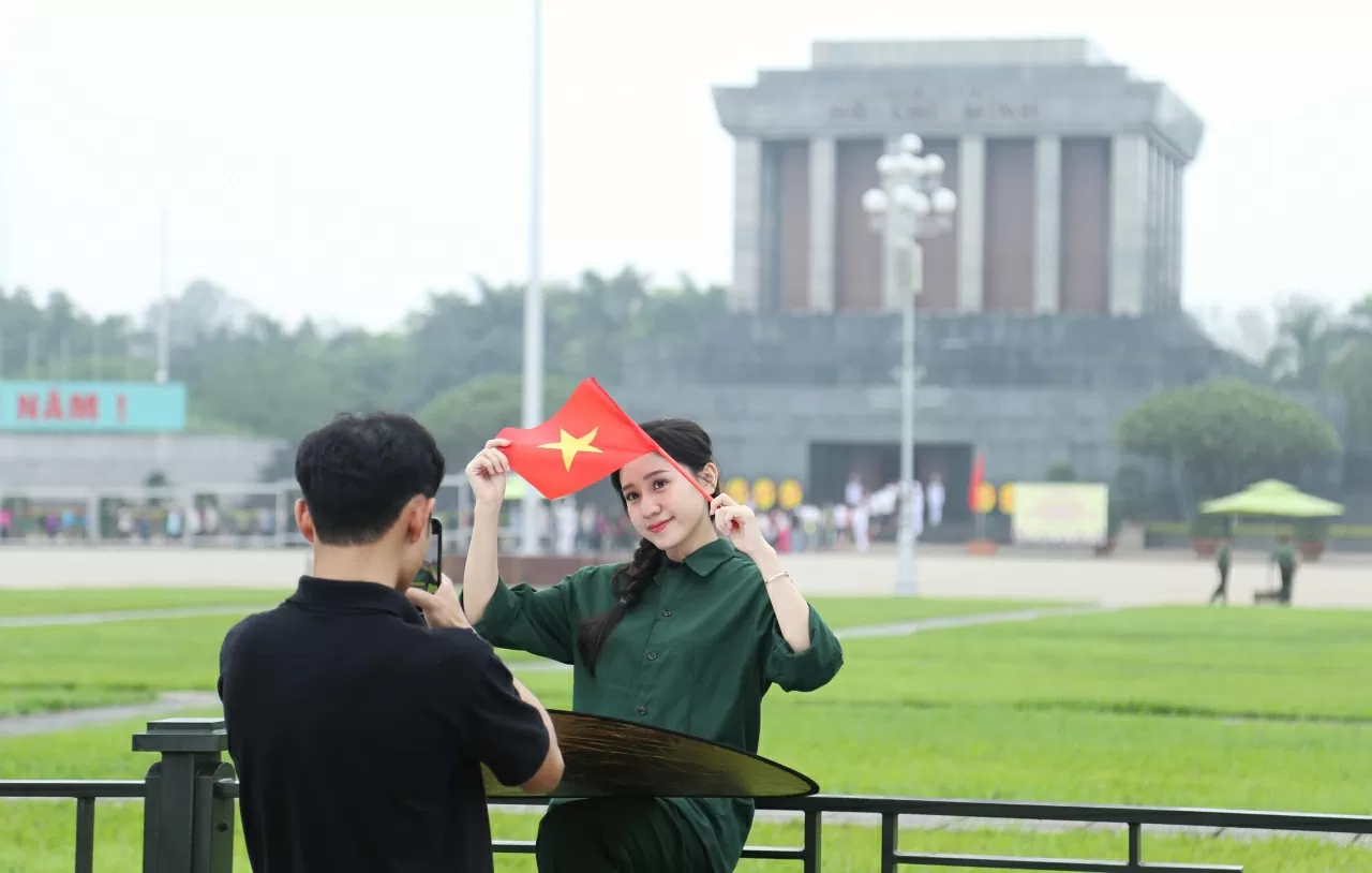 Khi gần Ngày kỷ niệm 50 năm Giải phóng miền Nam thống nhất đất nước (30/4) đang đến rất gần, lượng người đổ về Quảng trường Ba Đình ngày càng tăng. Điều này cho thấy sự quan tâm ngày càng sâu sắc và tình yêu lớn lao của thế hệ trẻ đối với lịch sử và truyền thống của dân tộc. Khi gần Ngày kỷ niệm 50 năm Giải phóng miền Nam thống nhất đất nước (30/4) đang đến rất gần, lượng người đổ về Quảng trường Ba Đình ngày càng tăng. Điều này cho thấy sự quan tâm ngày càng sâu sắc và tình yêu lớn lao của thế hệ trẻ đối với lịch sử và truyề