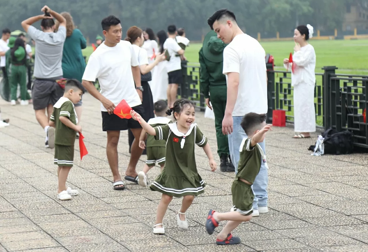 Nhiều em nhỏ được gia đình dẫn tới Quảng trường Ba Đình lịch sử chụp ảnh cùng cờ đỏ sao vàng. (Ảnh: Thành Long) Nhiều em nhỏ được gia đình dẫn tới Quảng trường Ba Đình lịch sử chụp ảnh cùng cờ đỏ sao vàng. (Ảnh: Thành Long)