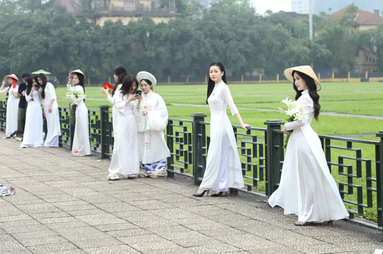 Chỉ còn khoảng hơn tuần nữa là đến dịp kỷ niệm 50 năm Ngày Giải phóng miền Nam, thống nhất đất nước (30/4/1975 - 30/4/2025), nhưng không khí tại Quảng trường Ba Đình (Hà Nội) đã vô cùng nhộn nhịp, thu hút nhiều người dân và du khách mặc những bộ trang phục áo dài...đến chụp ảnh cùng lá cờ Tổ quốc. (Ảnh: Thành Long) Chỉ còn khoảng hơn tuần nữa là đến dịp kỷ niệm 50 năm Ngày Giải phóng miền Nam, thống nhất đất nước (30/4/1975 - 30/4/2025), nhưng không khí tại Quảng trường Ba Đình (Hà Nội) đã vô cùng nhộn nhịp, thu hút nhiều người dân và du khách mặc những bộ trang phục áo dài...đến chụp ảnh cùng lá cờ Tổ quốc. (Ảnh: Thành Long)