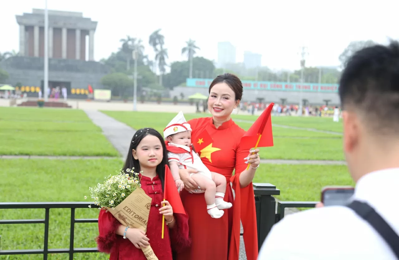 Nhiều gia đình cho biết họ phải đặt riêng những bộ áo dài được may từ tận Thành phố Hồ Chí Minh trước đó 1 tháng để có những bức ảnh tuyệt đẹp tại Quảng trường Ba Đình. (Ảnh: Thành Long)