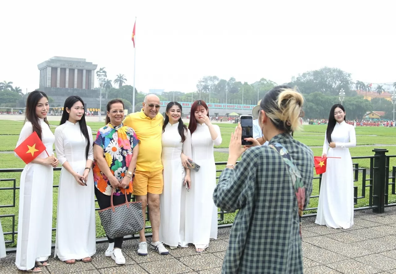 Ngay cả những du khách nước ngoài cũng không thể giấu nổi sự thích thú khi được chiêm ngưỡng vẻ đẹp của những thiếu nữ Việt Nam trong tà áo dài đặc trưng. (Ảnh: Thành Long) Ngay cả những du khách nước ngoài cũng không thể giấu nổi sự thích thú khi được chiêm ngưỡng vẻ đẹp của những thiếu nữ Việt Nam trong tà áo dài đặc trưng. (Ảnh: Thành Long)