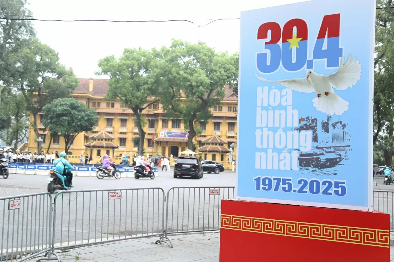 Hòa chung không khí cả nước đang náo nức kỷ niệm 50 năm Ngày Giải phóng miền Nam 30/4, Quảng trường Ba Đình luôn là lựa chọn chụp ảnh để muốn lưu giữ khoảnh khắc đặc biệt này bằng một bộ ảnh tại Quảng trường Ba Đình. (Ảnh: Thành Long)
