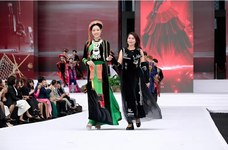 NTK Hàn Phượng “chào sân” công tại Lễ công bố Tuần lễ thời trang Sinh viên toàn cầu 2025.