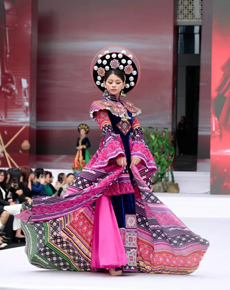 Những họa tiết đính kết cầu kỳ được trình diễn trong BST “Hoa Núi”.