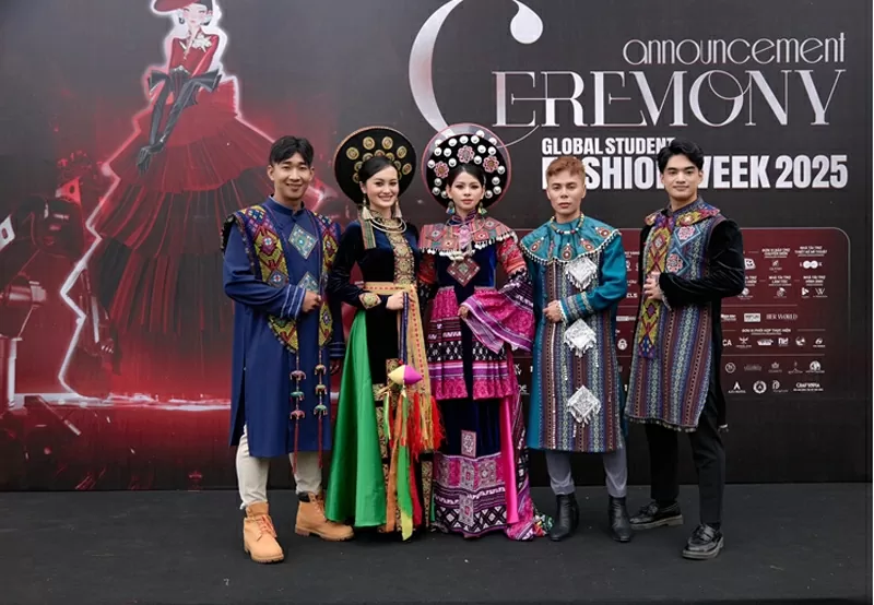 Một số mẫu thiết kế trong BST “Hoa Núi” của NTK Hàn Phượng.