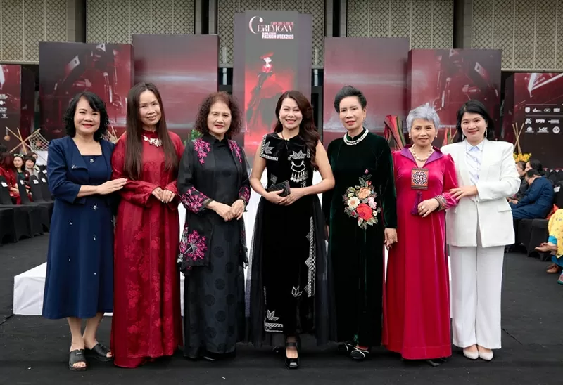 NTK Hàn Phượng (ở giữa) và đại biểu tham dự Tuần lễ thời trang Sinh viên toàn cầu 2025.