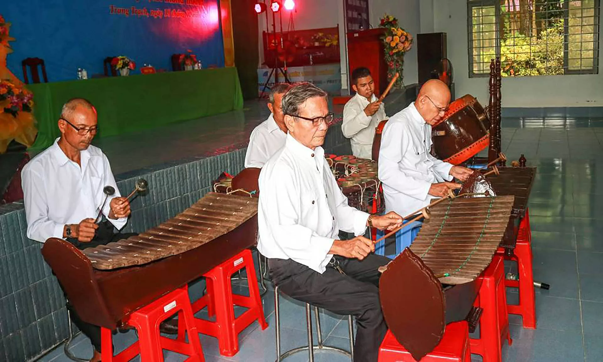 Vĩnh Long chú trọng phát huy bản sắc văn hóa đồng bào dân tộc thiểu số. Trong ảnh: Đồng bào Khmer trình diễn nhạc ngũ âm. (Nguồn: Báo Vĩnh Long) Vĩnh Long chú trọng phát huy bản sắc văn hóa đồng bào dân tộc thiểu số. Trong ảnh: Đồng bào Khmer trình diễn nhạc ngũ âm. (Nguồn: Báo Vĩnh Long)