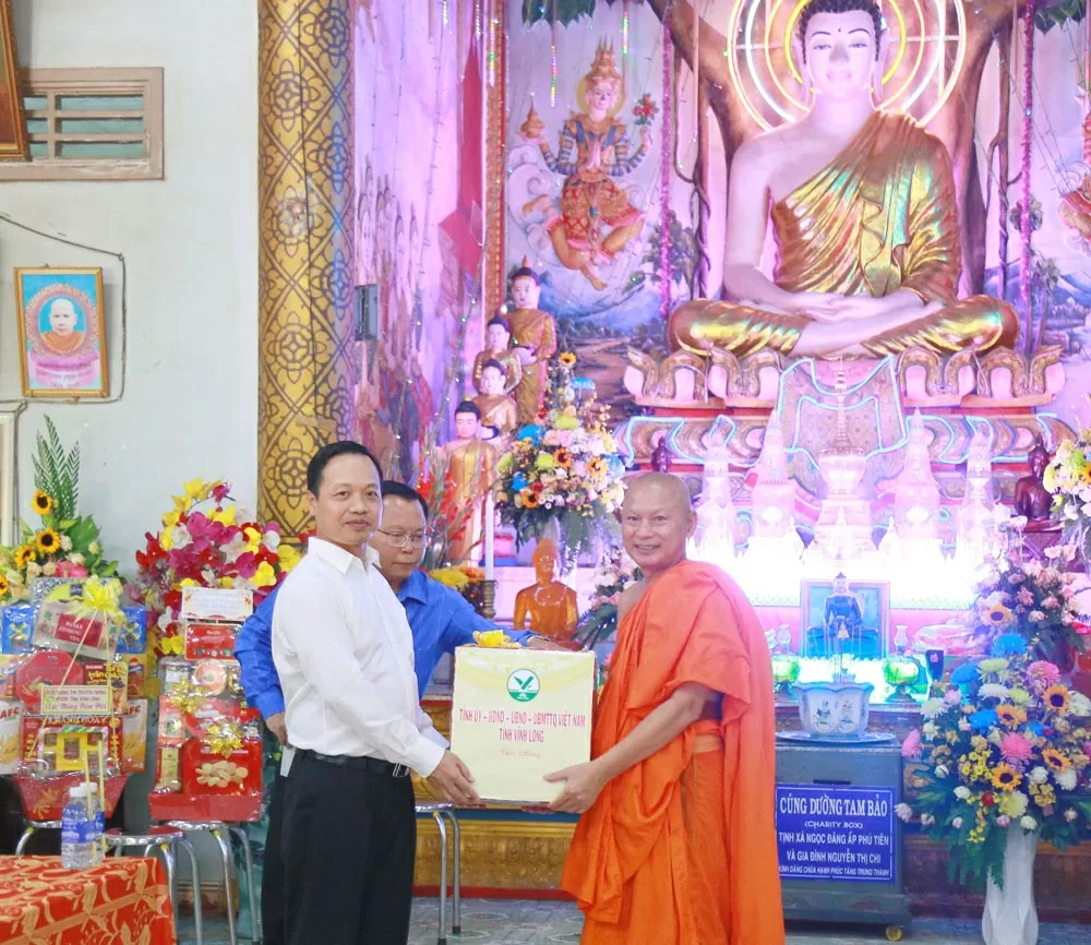 Nhân dịp Tết cổ truyền Chol Chnam Thmay của đồng bào dân tộc Khmer, chiều ngày 16/4, đồng chí Trần Tiến Dũng- Bí thư Tỉnh ủy Vĩnh Long đến thăm, chúc Tết Hội Đoàn kết sư sãi yêu nước tỉnh Vĩnh Long và chùa Hạnh Phúc Tăng.  Trong ảnh: Bí thư Tỉnh ủy Vĩnh Long Trần Tiến Dũng tặng quà cho Hội Đoàn kết sư sãi yêu nước tỉnh. (Nguồn: Báo Vĩnh Long)