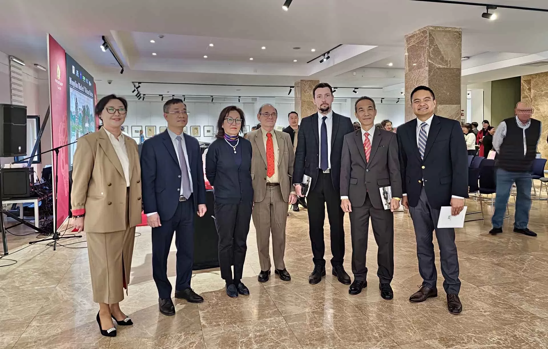 Khai mạc triển lãm Nhật ký Việt Nam qua góc nhìn của các danh họa Mông Cổ Khai mạc triển lãm Nhật ký Việt Nam qua góc nhìn của các danh họa Mông Cổ