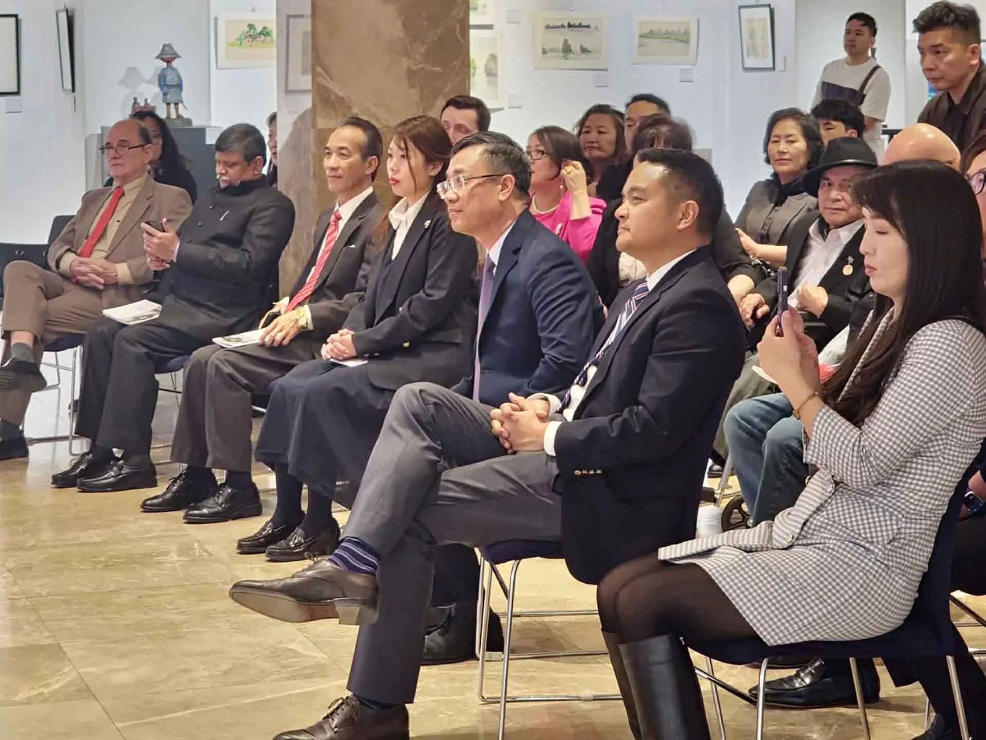 Khai mạc triển lãm Nhật ký Việt Nam qua góc nhìn của các danh họa Mông Cổ Khai mạc triển lãm Nhật ký Việt Nam qua góc nhìn của các danh họa Mông Cổ