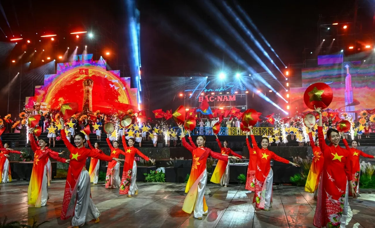 Bùng nổ với chương trình nghệ thuật 'Hẹn ước Bắc - Nam'