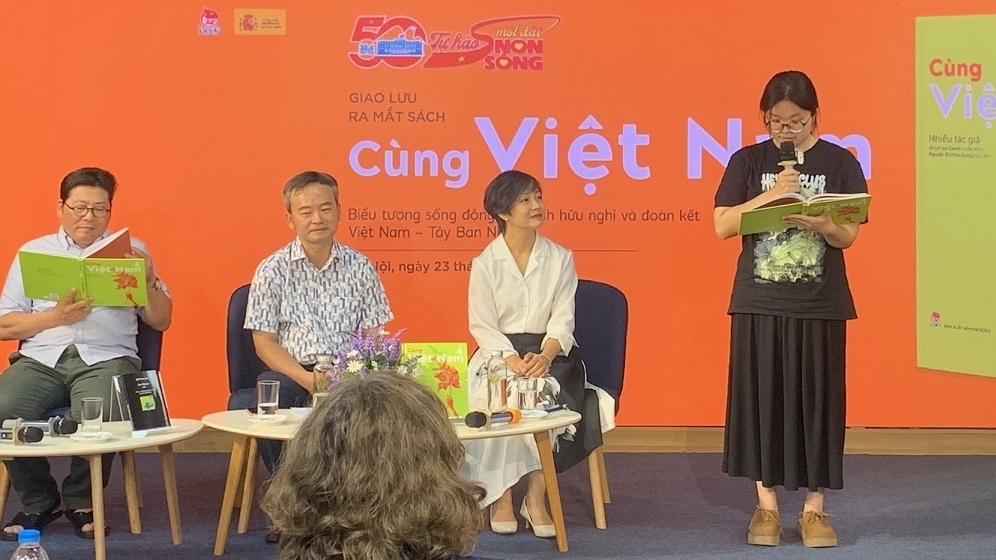 Ra mắt tập thơ phản chiến, ủng hộ Việt Nam của các tác giả Tây Ban Nha