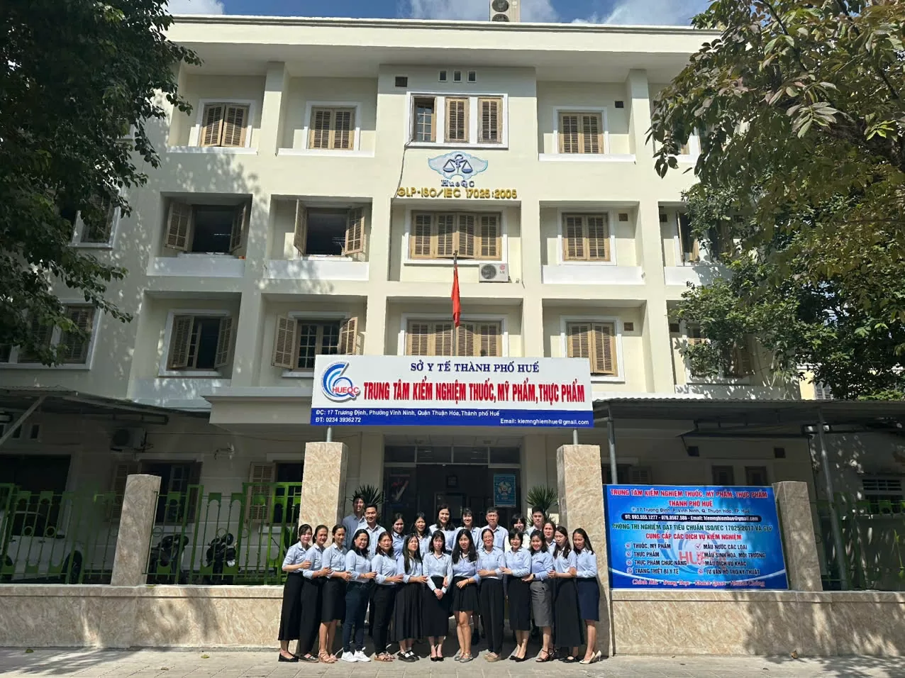 Các cán bộ, nhân viên của Trung tâm Kiểm nghiệm thuốc, mỹ phẩm, thực phẩm Thành phố Huế.