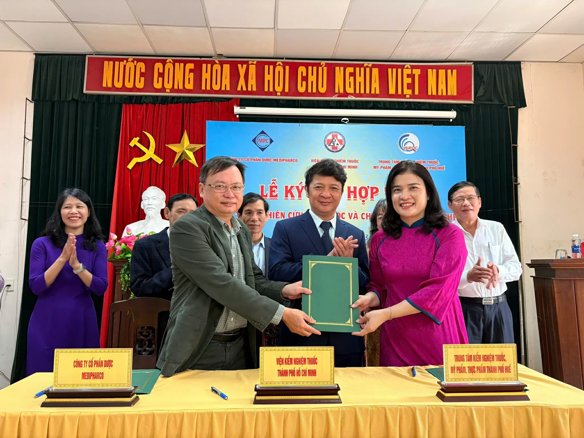 Lễ ký kết hợp tác giữa Viện kiểm nghiệm thuốc thành phố Hồ Chí Minh, Công ty cổ phần dược Medipharco và Trung tâm Kiểm nghiệm thuốc, mỹ phẩm, thực phẩm Thành phố Huế ngày 24/3/2025. 