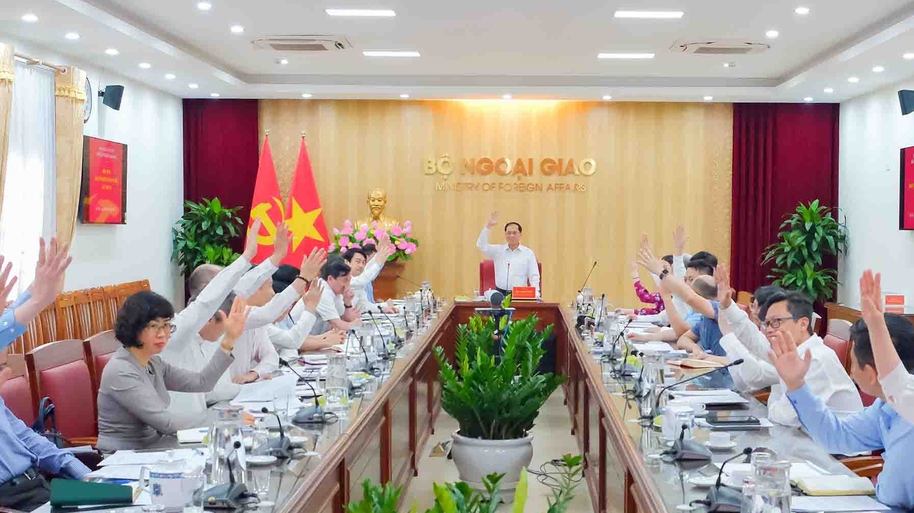 dang uy bo ngoai giao to chuc hoi nghi ban chap hanh dang bo lan thu hai