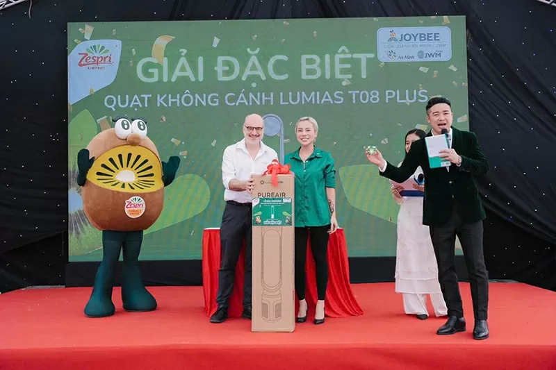 Khách hàng trúng giải đặc biệt tại sự kiên. Khách hàng trúng giải đặc biệt tại sự kiên.