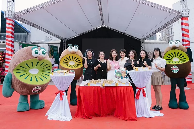 Khách hàng và các nhà phân phối tham quan, trải nghiệm sản phẩm Kiwi Zespri tại sự kiện. Khách hàng và các nhà phân phối tham quan, trải nghiệm sản phẩm Kiwi Zespri tại sự kiện.