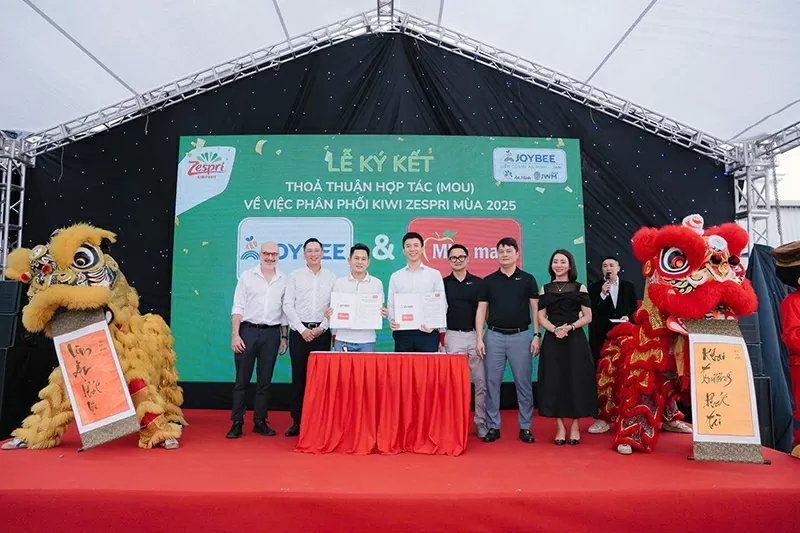 Lễ ký kết hợp tác, phân phối sản phẩm Kiwi Zespri mùa vụ 2025 giữa Công ty Cổ phần trái cây Joybee và các đối tác đại lý, nhà phân phối, hệ thống siêu thị và chuỗi cửa hàng tiện ích. Lễ ký kết hợp tác, phân phối sản phẩm Kiwi Zespri mùa vụ 2025 giữa Công ty Cổ phần trái cây Joybee và các đối tác đại lý, nhà phân phối, hệ thống siêu thị và chuỗi cửa hàng tiện ích.