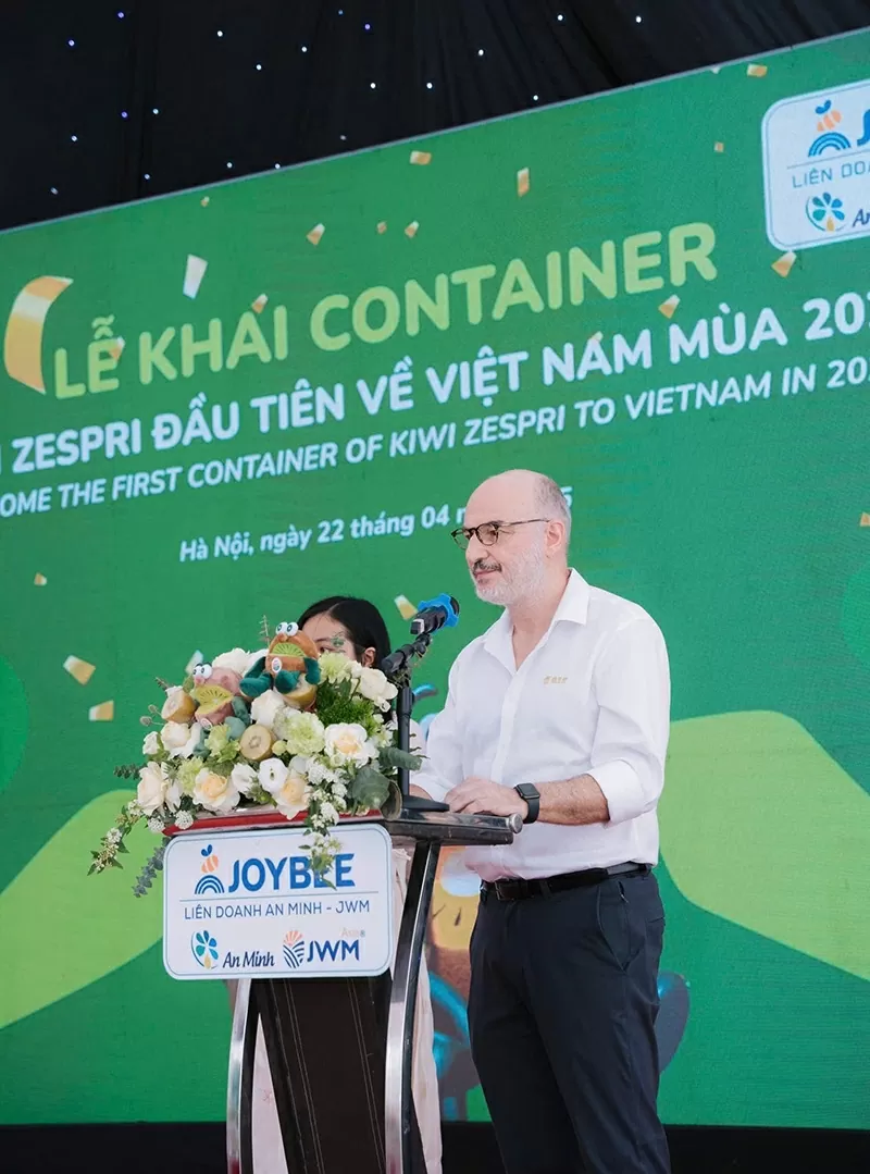 Ông Antony Greenstein - Giám đốc Joy Wing Mou Asia (Chi nhánh Hong Kong) - Công ty đứng đầu thế giới về sản lượng phân phối Kiwi Zespri, mỗi năm JWM phân phối 20 triệu khay Kiwi Zespri. Ông Antony Greenstein - Giám đốc Joy Wing Mou Asia (Chi nhánh Hong Kong) - Công ty đứng đầu thế giới về sản lượng phân phối Kiwi Zespri, mỗi năm JWM phân phối 20 triệu khay Kiwi Zespri.