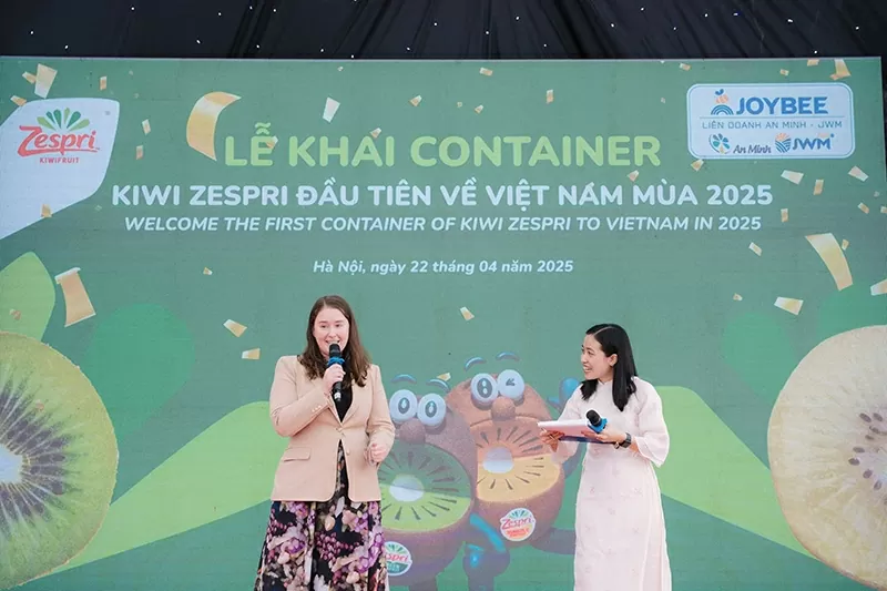 Bà ReBeca - Phó Đại sứ New Zealand tại Việt Nam Nam Bà ReBeca - Phó Đại sứ New Zealand tại Việt Nam Nam