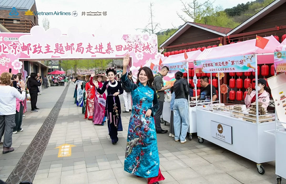 Áo dài Việt Phượng tung bay khoe sắc ở di sản nổi tiếng của Trung Quốc